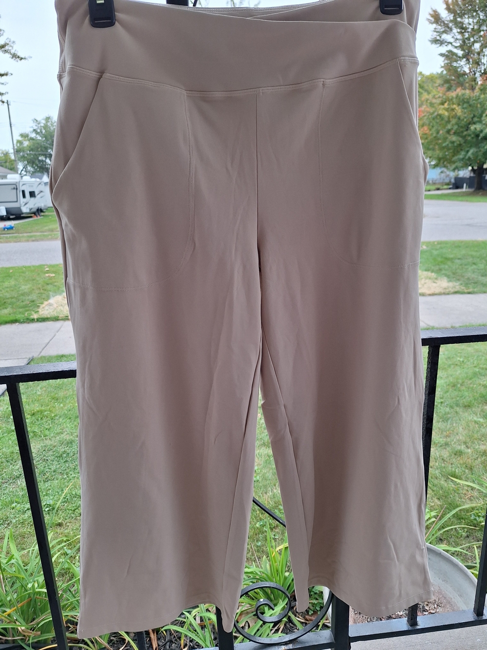 Cropped Wide-Leg Pull-On Pants in Taupe